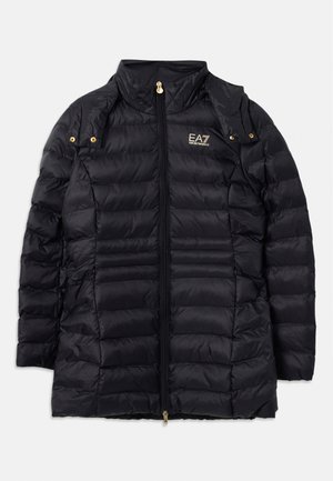 Zwarte gewatteerde jas met horizontale quilts, gouden rits en accenten, hoge kraag en ritszakken. Met een merkembleem op de borst.