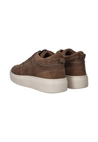 Bruine suede sneakers met een gestructureerd oppervlak en een witte rubberen zool. Kenmerken zijn onder andere gestikte details en een laag model.