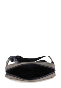 Borsa a spalla in tessuto grigio con un esterno liscio, fodera nera e chiusura con zip. Presenta una tracolla regolabile e una forma piatta.