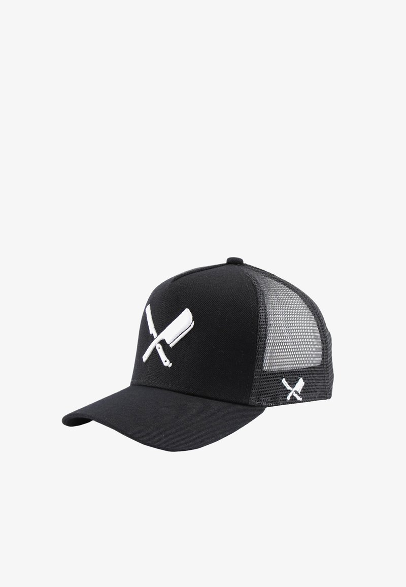 Casquette trucker en mesh noire avec un couperet et un couteau blancs croisés brodés sur les panneaux avant et latéraux.