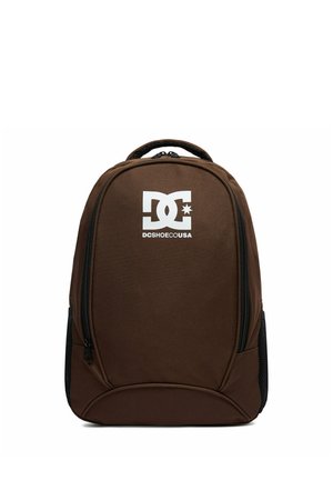 Brązowy plecak z białym logo DC Shoes na przodzie, dwie pionowe kieszenie na zamek oraz czarne siateczkowe kieszenie boczne.