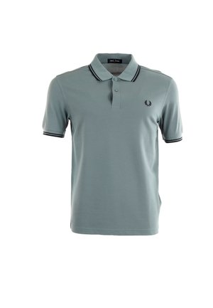 Lichtblauwe polo met een kraag, een drieknops sluiting en marineblauwe gestreepte mouwkoppen. Geborduurd logo op de borst.