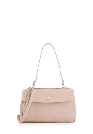 Struktureret lyserød læderhåndtaske med en glat overflade, der har en guldfarvet clasp og en aftagelig skulderrem. Flad bund for stabilitet.