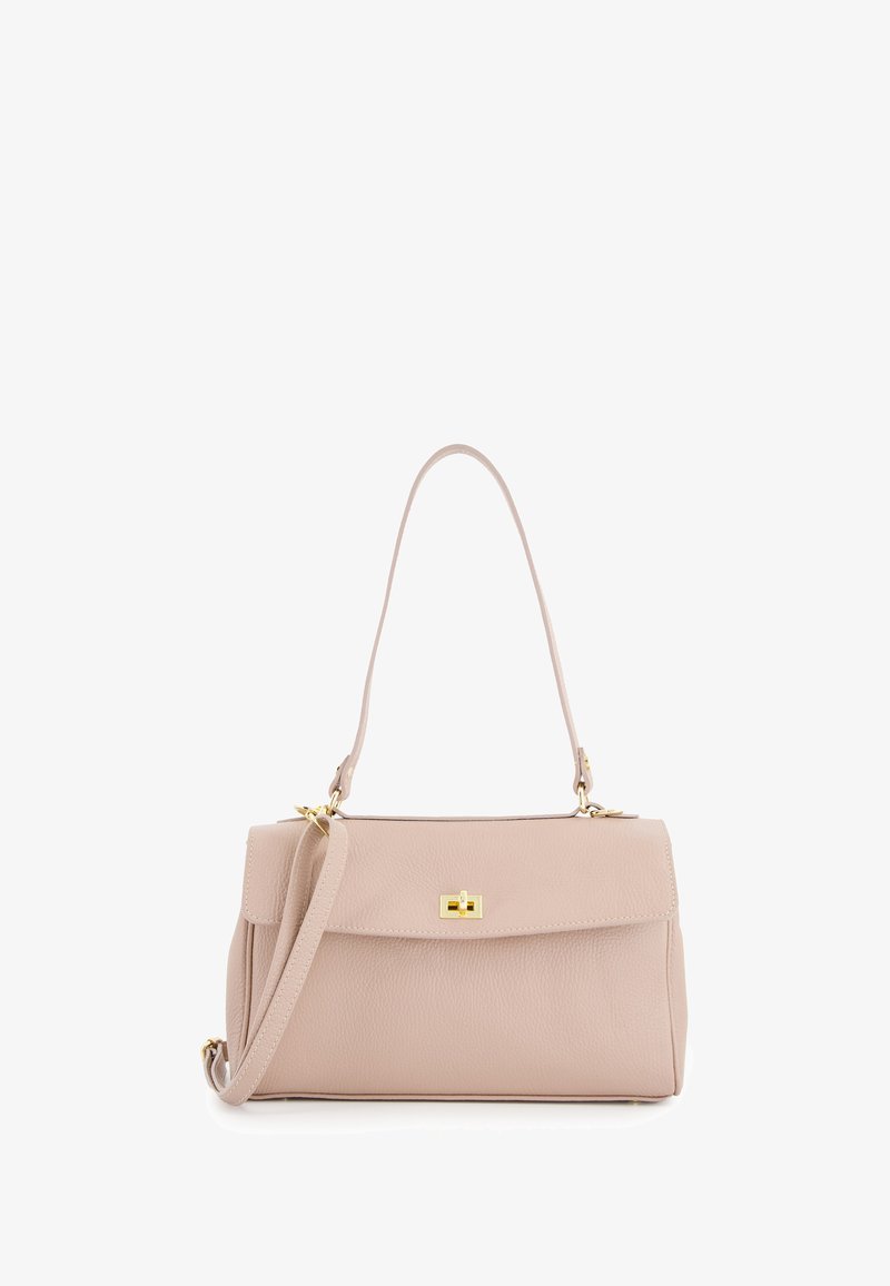 Strukturierten, hellrosa Ledertasche mit glatter Textur, ausgestattet mit einem goldenen Verschluss und einem abnehmbaren Schultergurt. Flacher Boden für Stabilität.