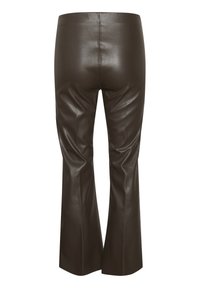 Bruna läderbyxor med utsvängda ben och en slät textur. Har en åtsittande midja och skräddarsydda sömmar som visar en elegant silhuett bakifrån.