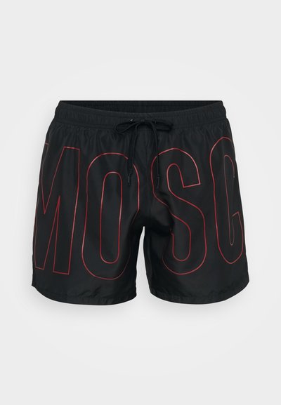 Pantaloni scurți de înot negri, cu o croială lejeră, având inscripții mari roșii care spun "MOSC" pe față, talie elastică și șnur de ajustare.