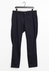 Námořnické modré kalhoty vyrobené z lehké tkaniny, se střihém rovného nohavice, předními kapsami a knoflíkovým zapínáním, vystavené na ramínku.