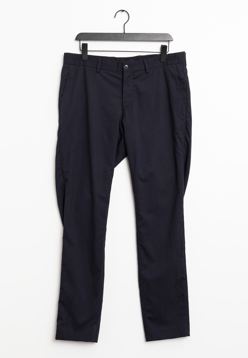 Námořnické modré kalhoty vyrobené z lehké tkaniny, se střihém rovného nohavice, předními kapsami a knoflíkovým zapínáním, vystavené na ramínku.