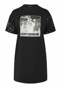 Mustapaita lyhyillä hihoilla, jossa on mustia paljettiyksityiskohtia. Etupuolen graafissa on teksti "HYVIN VAUTTINEN" näyttävillä valkoisilla kirjaimilla.