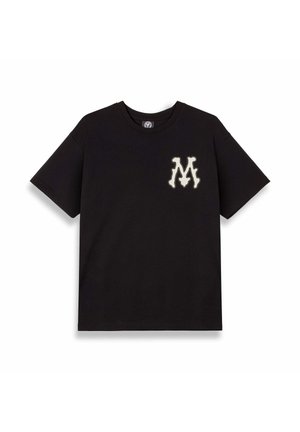 Camiseta negra de algodón, con mangas cortas y cuello redondo. El diseño notable incluye una letra "M" de color crema en el pecho.