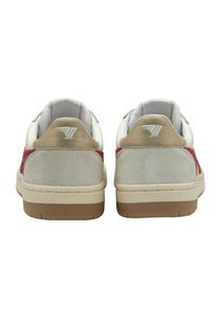 Sneakers in suede bianco e grigio con dettagli rossi, dotati di un inserto sul tallone testurizzato e suola in gomma, progettati con uno stile minimalista.