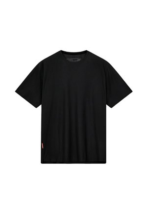 T-shirt noir uni à manches courtes et col rond avec une petite étiquette orange sur la couture latérale inférieure sur fond blanc.