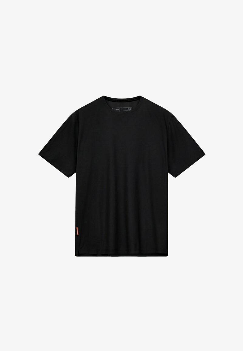 Απλό μαύρο κοντομάνικο T-shirt με στρογγυλή λαιμόκοψη και μικρό πορτοκαλί ταμπελάκι στη κάτω πλευρική ραφή σε λευκό φόντο.