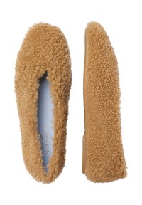 Pantofole in lana marrone con una texture pelosa, punta arrotondata e lati aperti. Foderate con materiale azzurro chiaro e suola piatta beige.