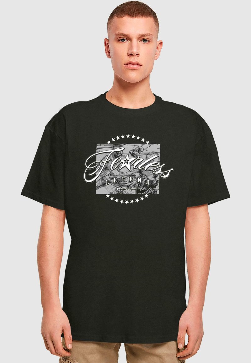 Sort bomulds T-shirt med rund halsudskæring og korte ærmer. Har et grafisk print med "Fearless Legend," stjerne accenter og en struktureret baggrund.