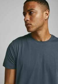 Jack & Jones JJENOA TEE CREW NECK - T-Shirt basic - asphalt
