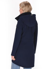 Cappotto blu navy con cappuccio, dotato di chiusura con zip, tasche laterali e design aderente. Tessuto liscio con finitura opaca.