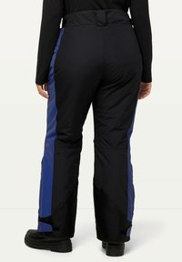 Zwarte geïsoleerde sneeuwbroek met blauwe zijkanten, een hoge taille en verstevigde zoomdetails, gemaakt van een gladde, waterafstotende stof.