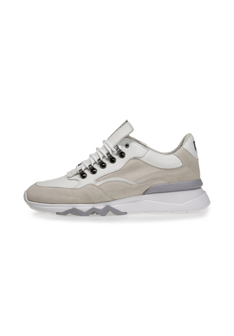 Jasnoszare i białe sneakersy wykonane ze skóry i zamszu, z sznurowanym designem, teksturowanymi bokami oraz wyściełaną podeszwą z zygzakowatym bieżnikiem.