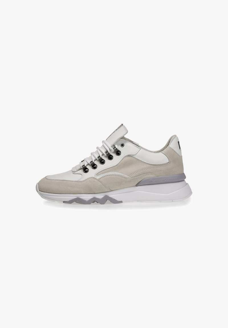 Jasnoszare i białe sneakersy wykonane ze skóry i zamszu, z sznurowanym designem, teksturowanymi bokami oraz wyściełaną podeszwą z zygzakowatym bieżnikiem.