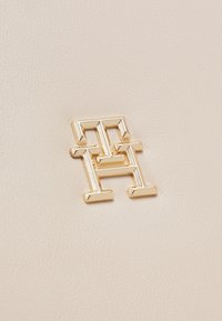 Tommy Hilfiger CHIC TOTE - Veľká kabelka - classic beige