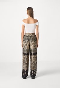 VILA VIRAMONE  - Auduma bikses - feather gray graphic