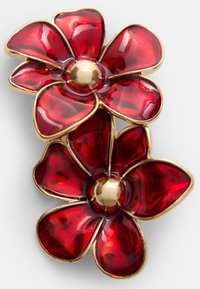 Rød emalje blomsterbroche med guldfarvede detaljer, der har to overlapping blomster og en central guldbolle, glansfuld finish og detaljerede kronblade.