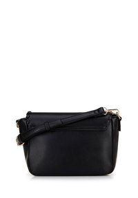 Borsa a tracolla in pelle nera con superficie liscia, hardware dorato e tracolla regolabile. Presenta un design pulito e rettangolare con chiusura a zip.