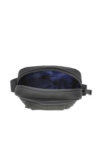 Borsa nera in nylon con chiusura a zip e texture liscia. L'interno presenta un rivestimento blu. Include una tracolla rimovibile per il trasporto.
