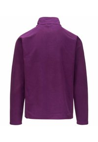 Giacca in pile viola con colletto alto e maniche lunghe, caratterizzata da una texture liscia e un design minimalista, senza chiusure visibili.