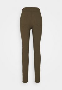 Olivgröna leggings gjorda av stretchigt material med en slät yta, med en hög midja och två bakfickor.