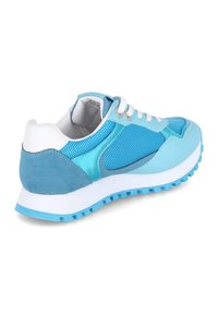Scarpa sportiva blu realizzata con materiali in rete e lisci, dalla forma arrotondata, con lacci bianchi e suola in gomma testurizzata.