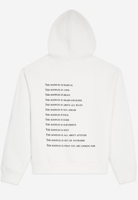 Sweatshirt blanc avec une poche kangourou à l'avant, présentant des phrases en texte noir imprimé au dos dans une police sans-serif en gras.