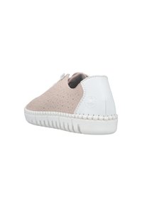 Lichtroze gestructureerde leren sneaker met een witte leren hak, voorzien van een gestikte witte rubberen zool en een op de achterkant gecertificeerd logo.