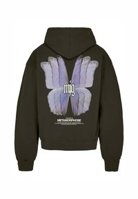 Tmavá mikina s velkým, podrobným grafickým motivem motýla v purpurových tónech na zádech, s textem "PŘÍBĚH METAMORFÓZY" pod ním.
