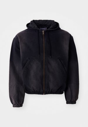 Schwarze Denim-Hoodiejacke mit Reißverschluss, elastischen Bündchen und Saum. Verfügt über zwei Seitentaschen und ein gestepptes Futter in der Kapuze für zusätzliche Wärme.