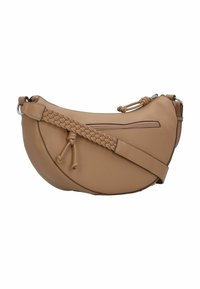 Bolso de cuero marrón claro con forma curva, correa trenzada, bolsillo con cremallera en la parte frontal y correa ajustable para opciones de transporte versátiles.