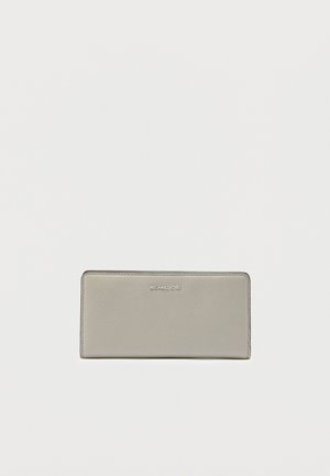 Portefeuille en cuir gris à texture lisse, de forme rectangulaire, avec le logo Michael Kors en argent. Présente un design minimaliste et des bords cousus.