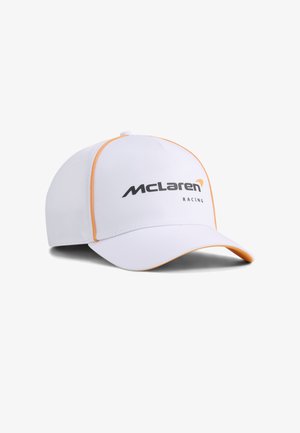Cappellino da baseball bianco con piping arancione e logo McLaren Racing in nero e arancione sul pannello frontale.