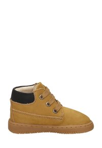 Bottine enfant couleur tabac avec col rembourré noir, trois paires d'œillets métalliques et lacets marron sur une semelle en caoutchouc, vue de côté.