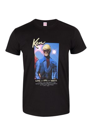 T-shirt nera con una grafica colorata di una bambola con capelli biondi e occhiali da sole, accompagnata da testi su amore, speranza e unità.