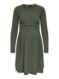 Tummanoliivinvihreä, resorilla varustettu äitiysmekko, jossa on pitkät hihat, pyöreä pääntie ja istuvuutta parantava kietaisuvyötärö.