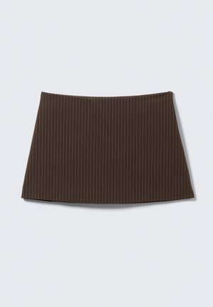 Brun nederdel med nålestriber, tætsiddende design, glat tekstur og flared kant, ideel til et skræddersyet look.