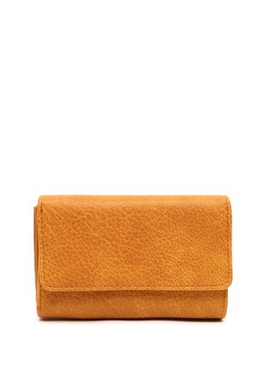 Gul læder pung med en struktureret overflade, der har en frontklaplukning og synlige syninger langs kanterne. Kompakt rektangulær form.