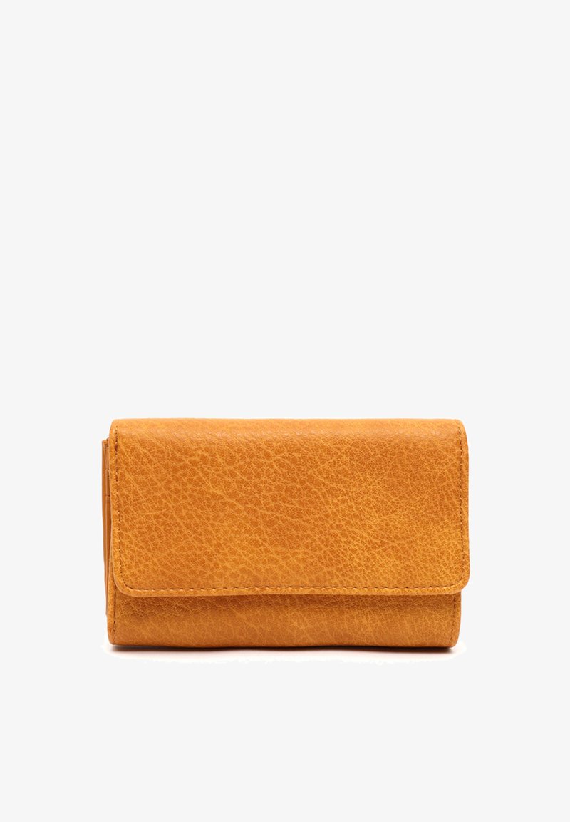 Gul läderplånbok med en strukturerad finish, med en framficka som stängs och synlig sömnad runt kanterna. Kompakt rektangulär form.