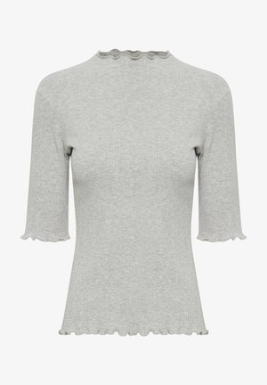 Haut tricot rayé gris avec un col haut, des manches courtes et des bords festonnés. Design ajusté avec une texture douce. Pas de motifs notables.