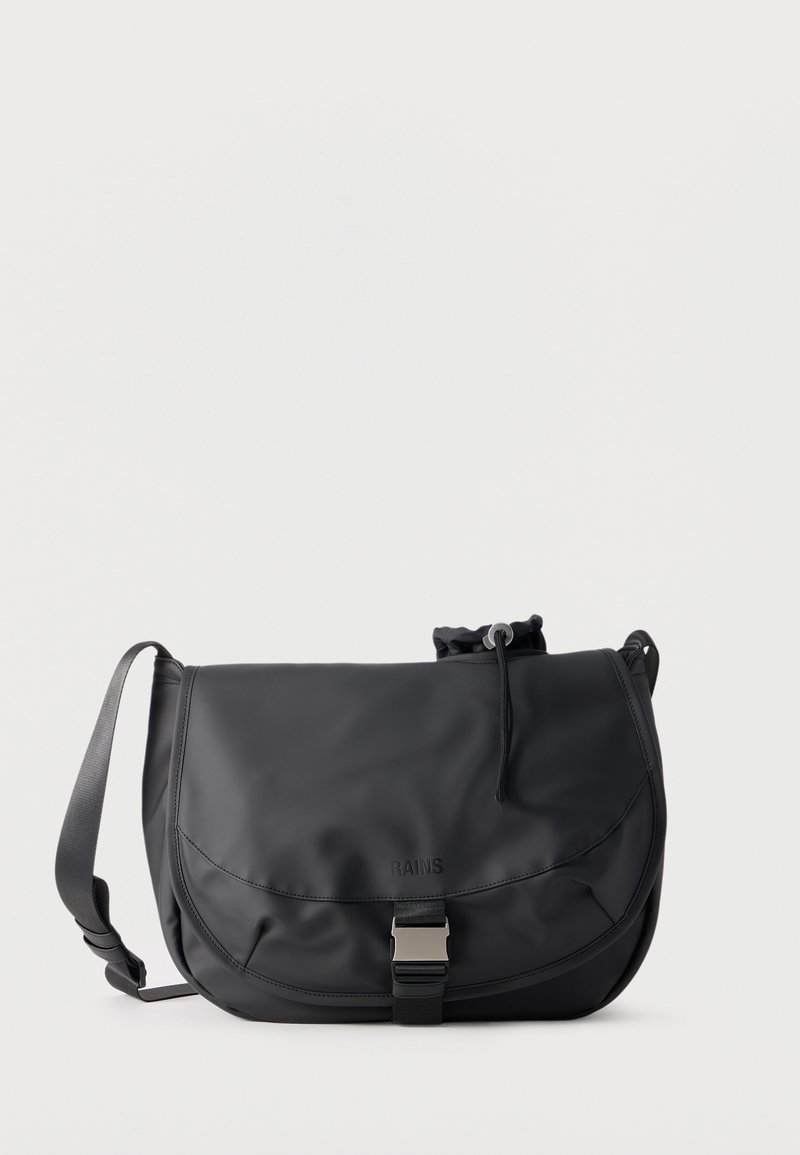 Μαύρο αδιάβροχο τσαντάκι χιαστί με καπάκι, μεταλλική αγκράφα, ρυθμιζόμενο ιμάντα ώμου και πουγκί με κορδόνι στο εσωτερικό.