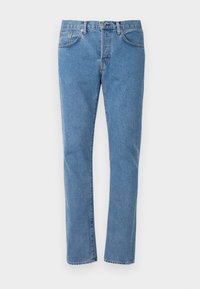 Modré džíny rovného střihu s předními kapsami, poutky na opasek, knoflíkovým zapínáním a viditelným švem na bílém pozadí.