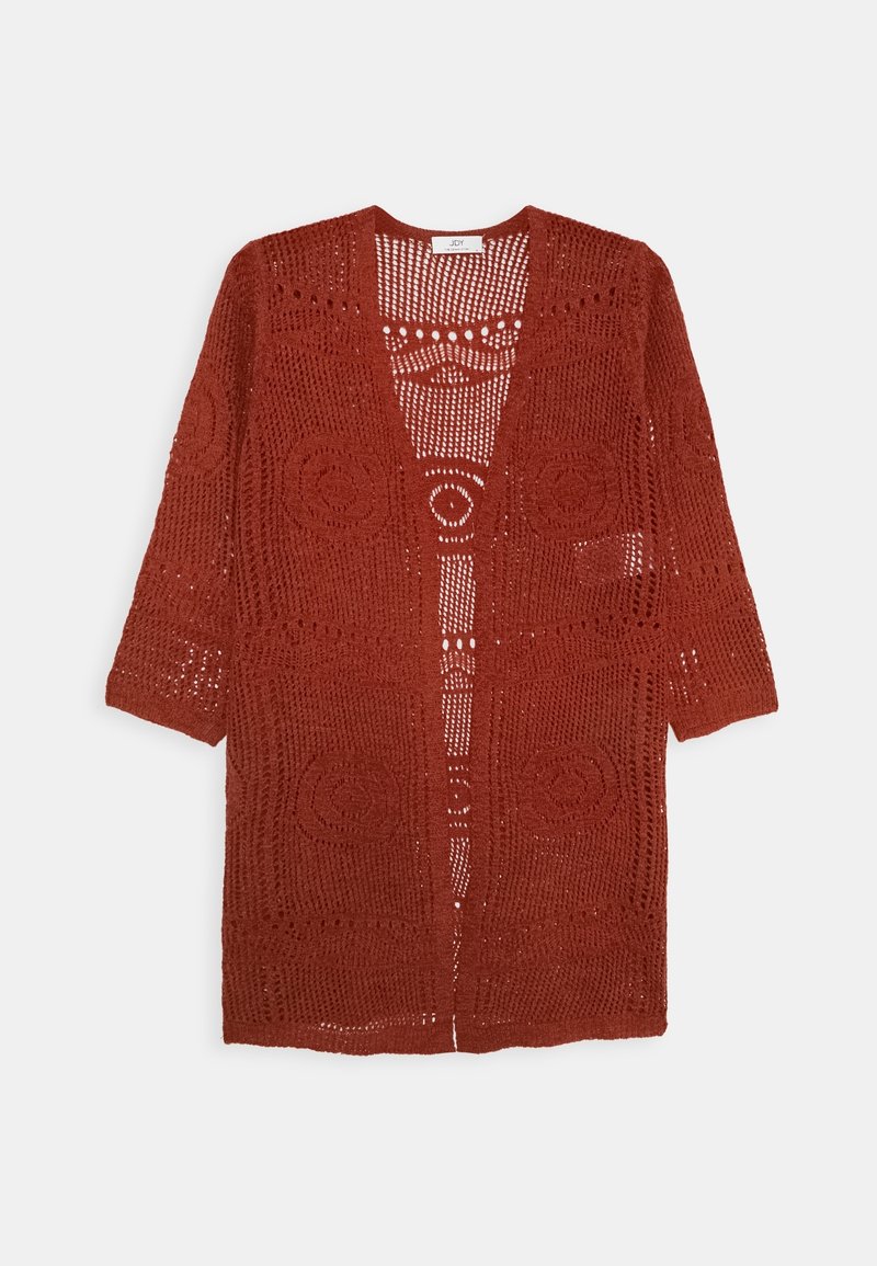 Åben-front cardigan i rust rød, lavet af hæklet stof. Har blomster mønstre og trekvartærmer, der fremviser et letvægts, struktureret design.