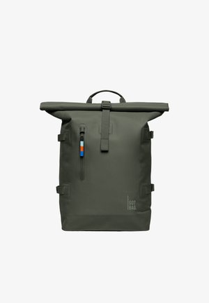 Mørkegrøn rulle-top rygsæk med front lynlåslomme med flerfarvet træk og "GOT BAG" logo nederst til højre.
